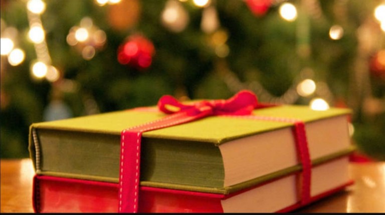 Un regalo da sfogliare: i libri più venduti a Natale 2020