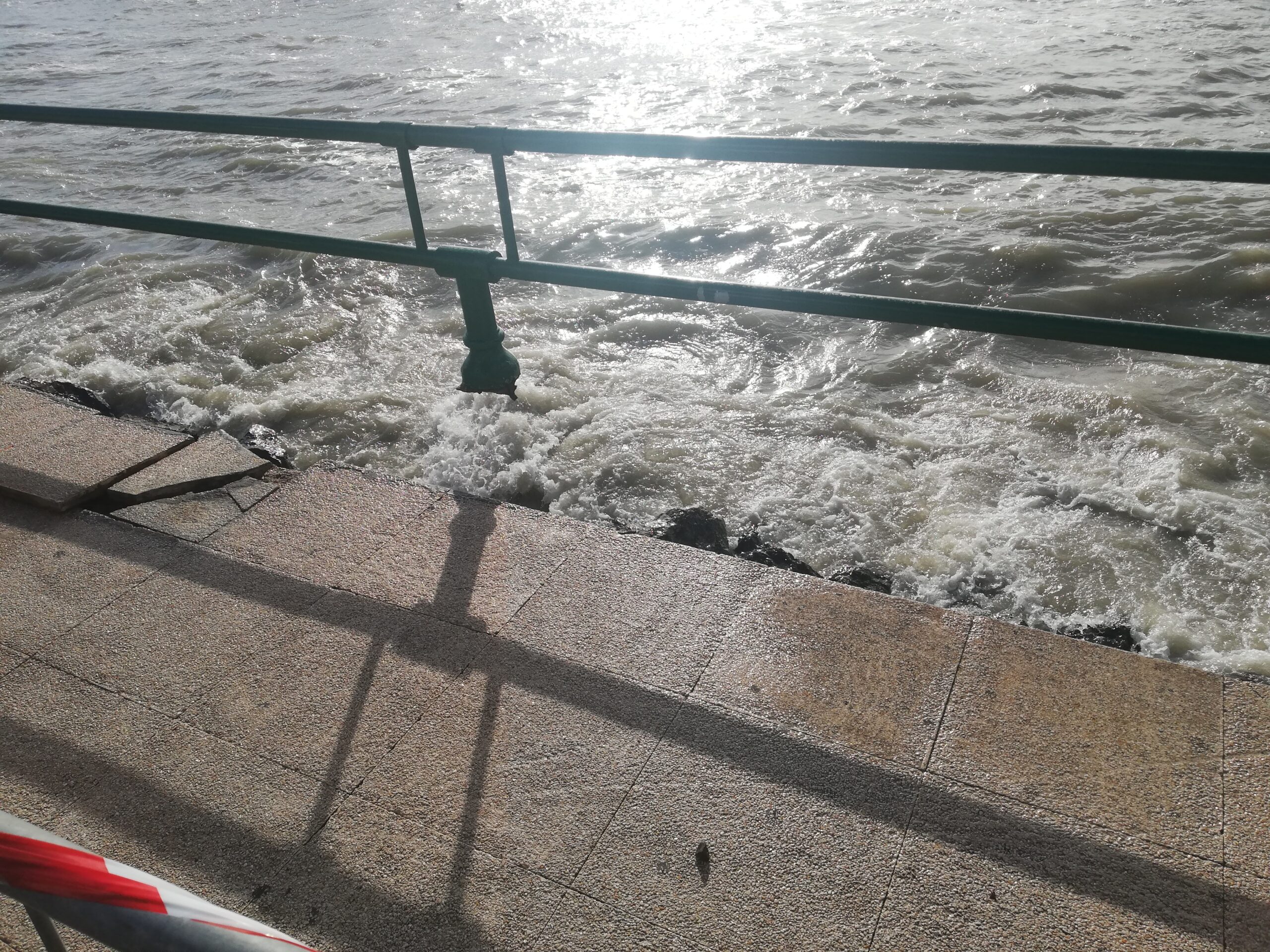 Mareggiata danneggia il lungomare Trieste: avevamo segnalato il pericolo