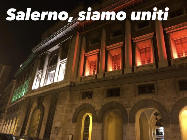Il Comune si illumina con il tricolore, Enzo Napoli: “Sia segno di vicinanza verso tutti, serve unità ora”