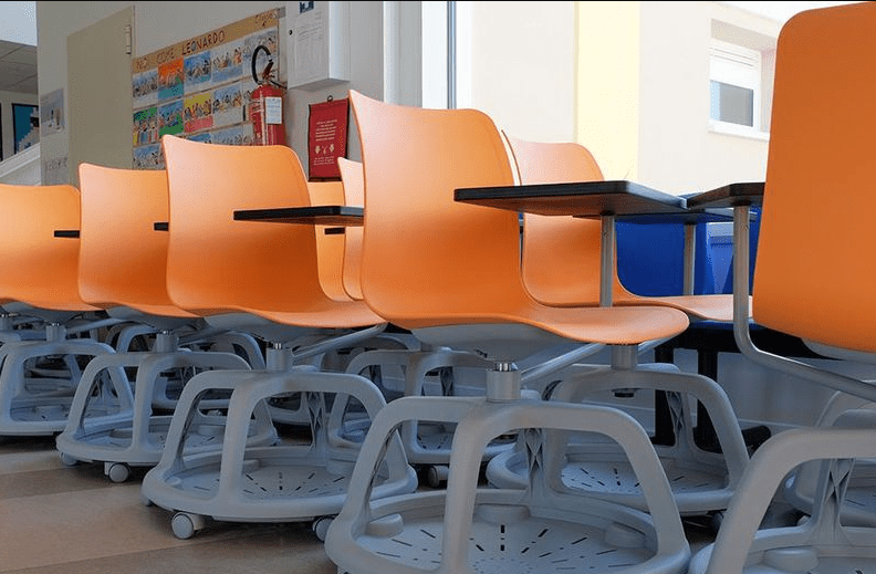 Salerno, Liceo De Sanctis via i banchi con le rotelle: troppo caos!