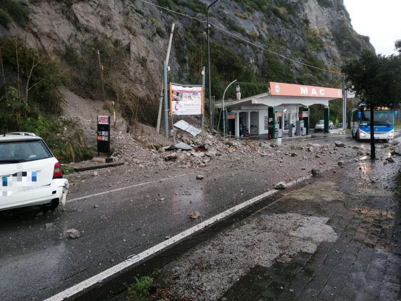 Nuova frana tra Salerno e Vietri: chiusa la strada