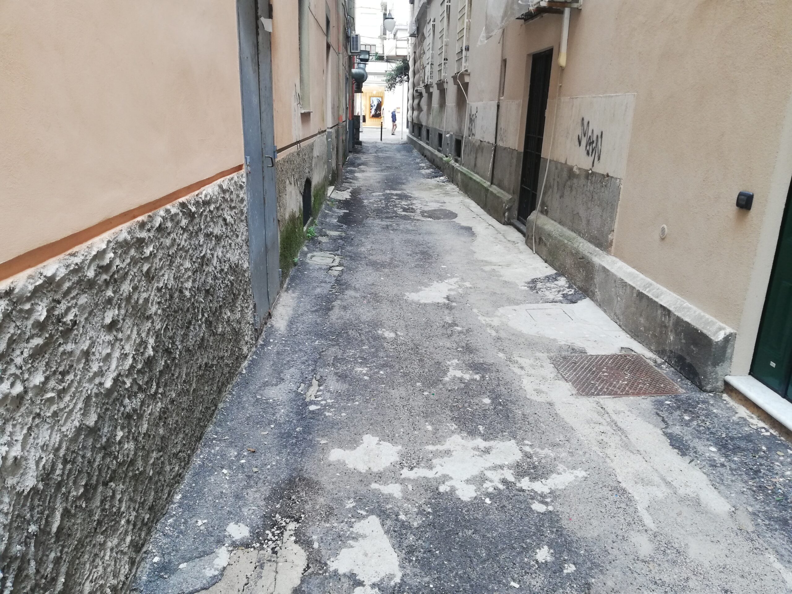 Salerno: via Patella invivibile tra topi, rifiuti e dislivello dell’asfalto