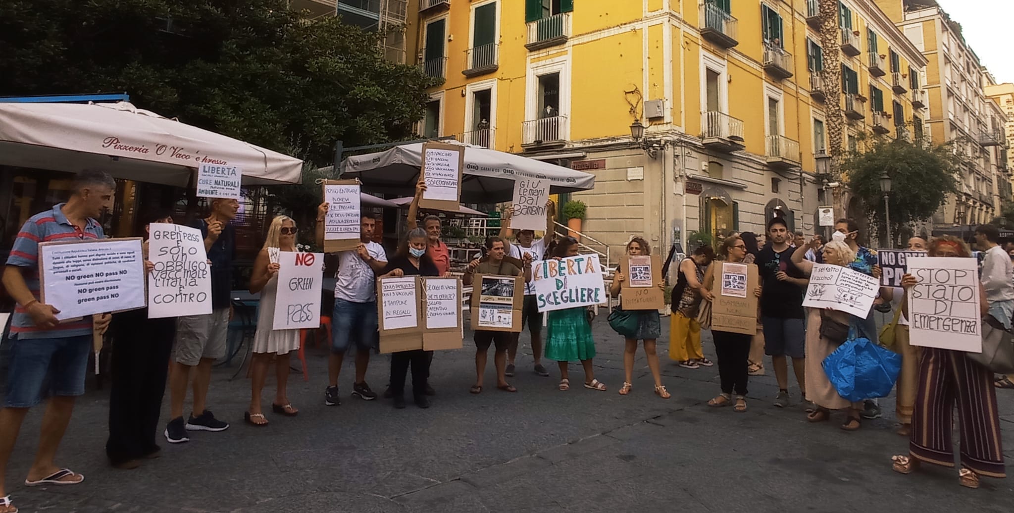 Anche a ferragosto a Salerno si manifesta contro il Green Pass e per la libertà di scelta