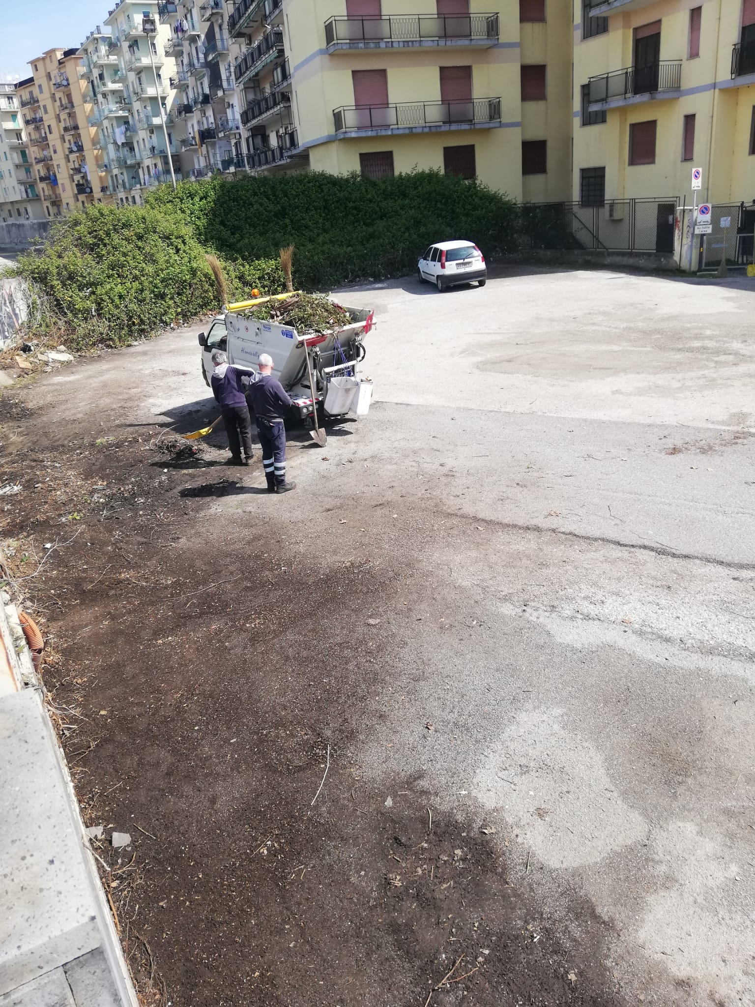 Marchetti e la politica del fare: ripulita la “discarica” della piazzetta alle spalle di via Gelsi Rossi