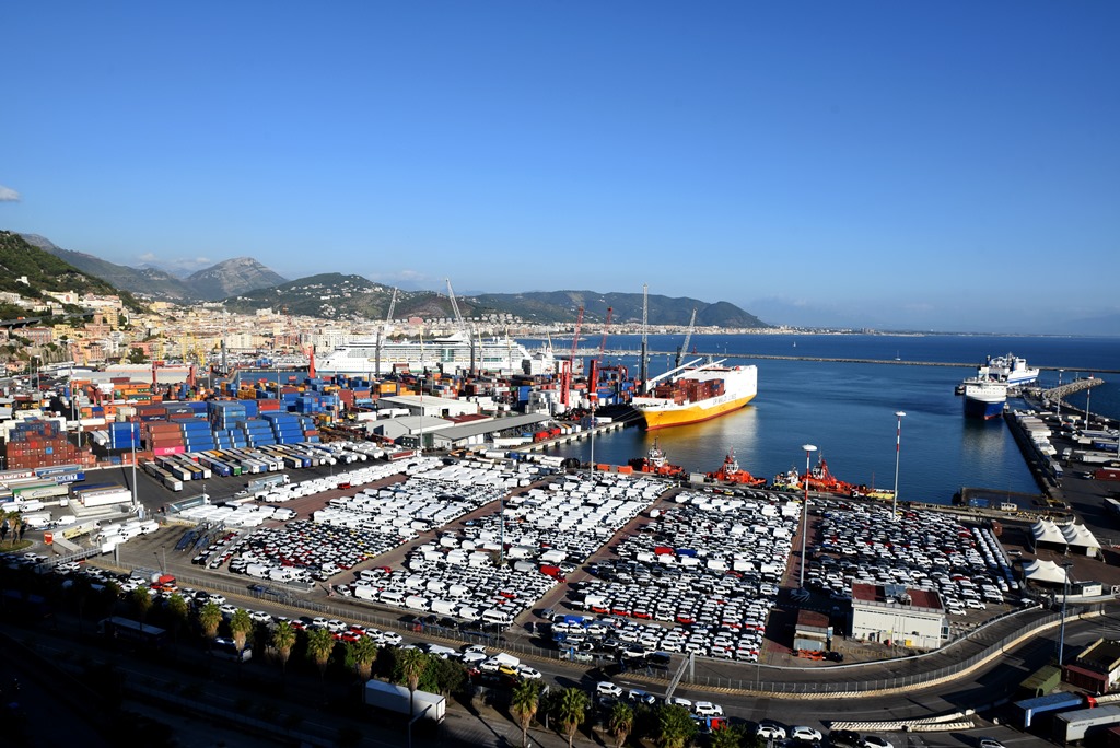 Blitz al porto: scoperte bombole e moto rubate nei container