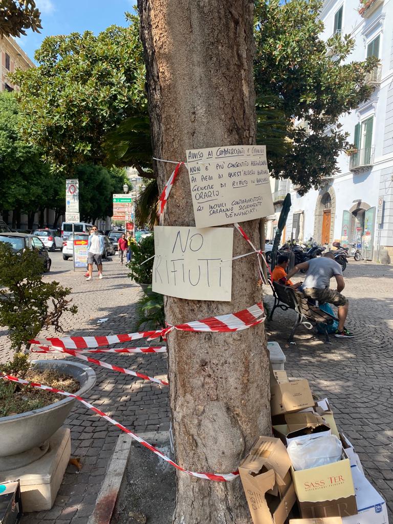 Salerno, rifiuti abbandonati in via Roma: la denuncia dei commercianti