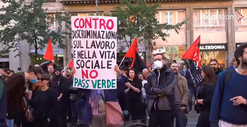 Milano, Cobas e comunisti No Green Pass fronteggiano la Cgil: «I fascisti siete voi»