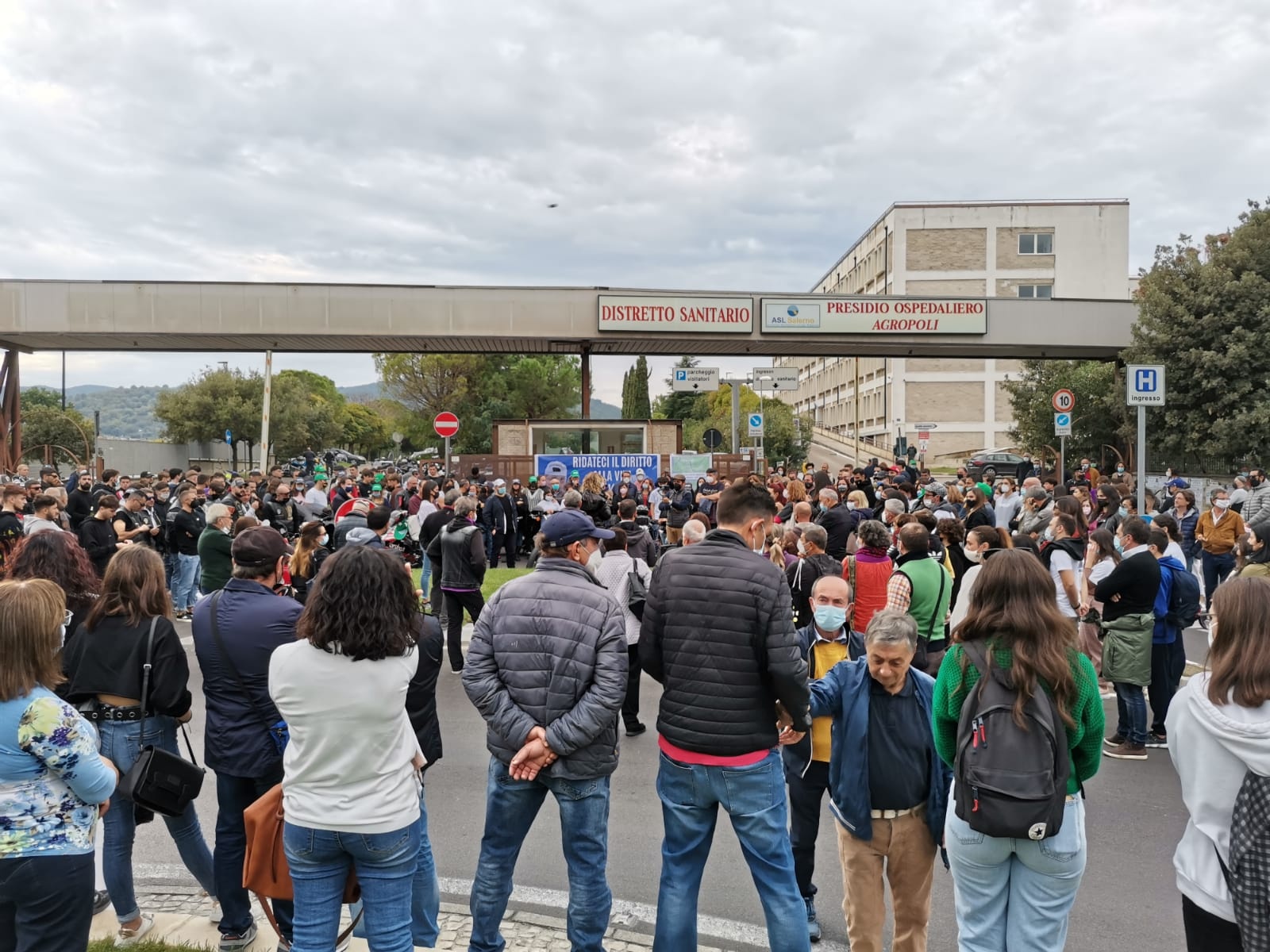 Ospedale di Agropoli, in centinaia per chiedere la riapertura: ultimatum alla Regione