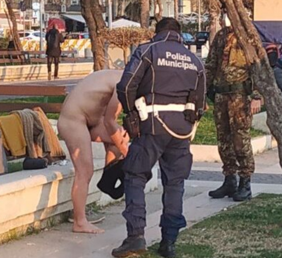 Salerno, passeggia nudo sul lungomare: fermato dai militari