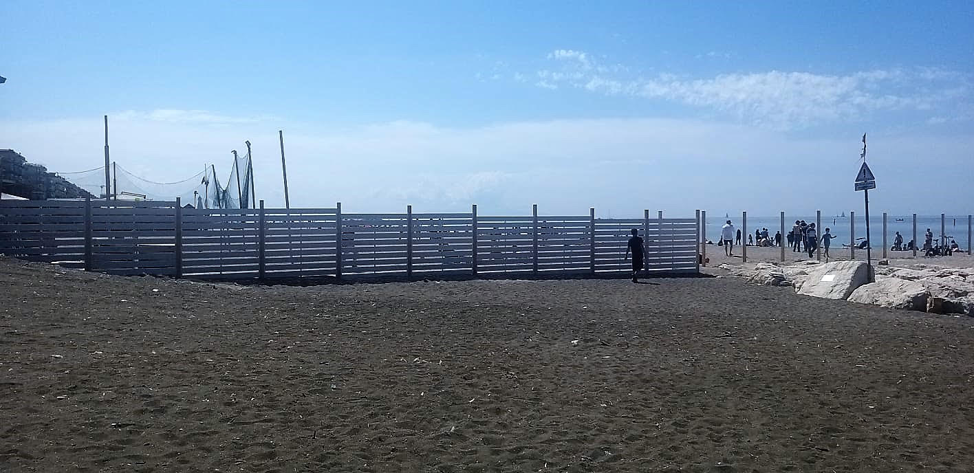 Spiagge, via palizzate e recinzioni: c’è l’ordinanza a Salerno