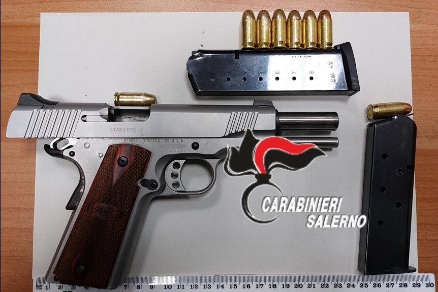Salerno, arrestato in flagranza di reato per possesso di pistola