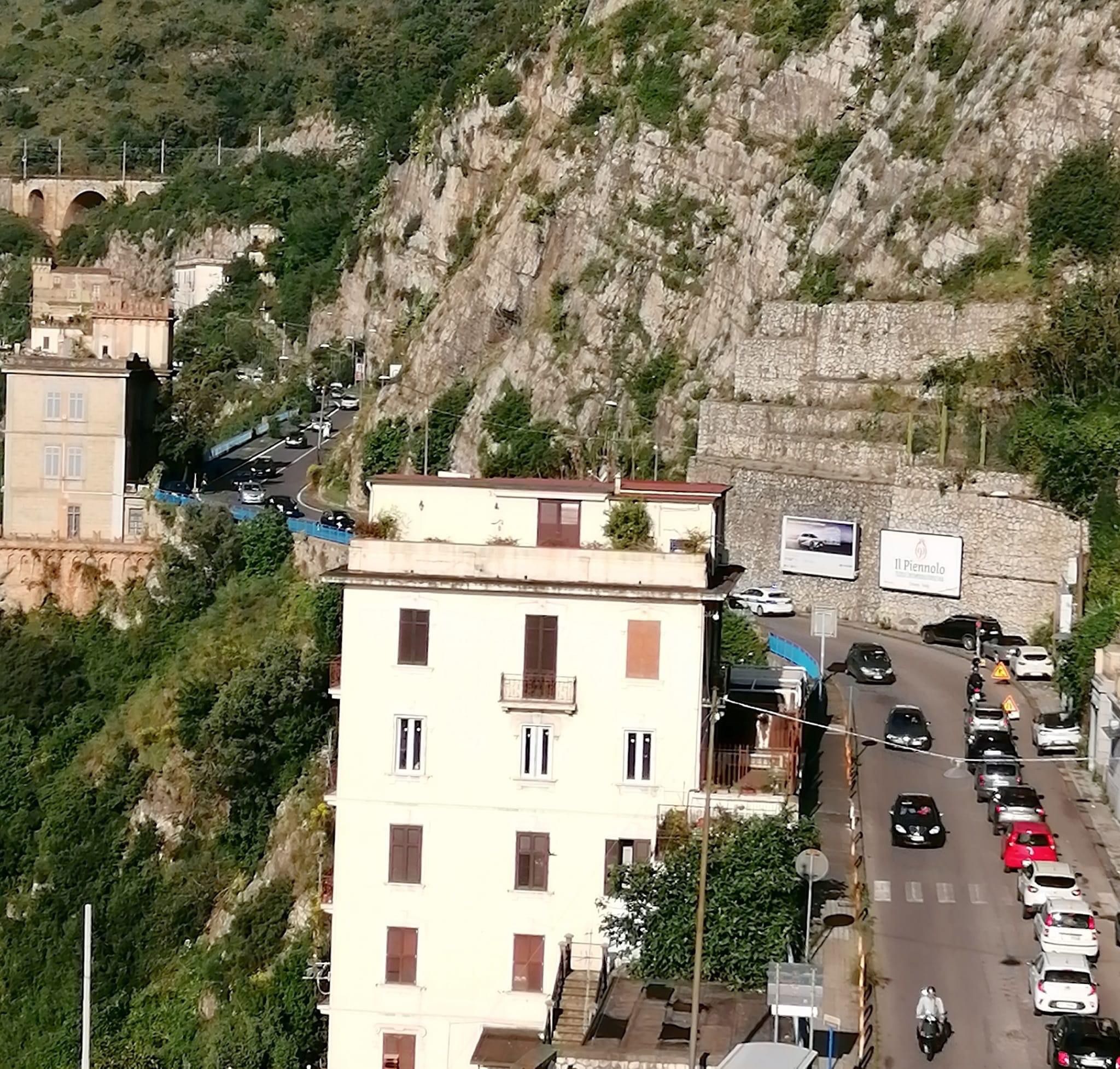 Frana tra Vietri e Salerno: traffico in tilt