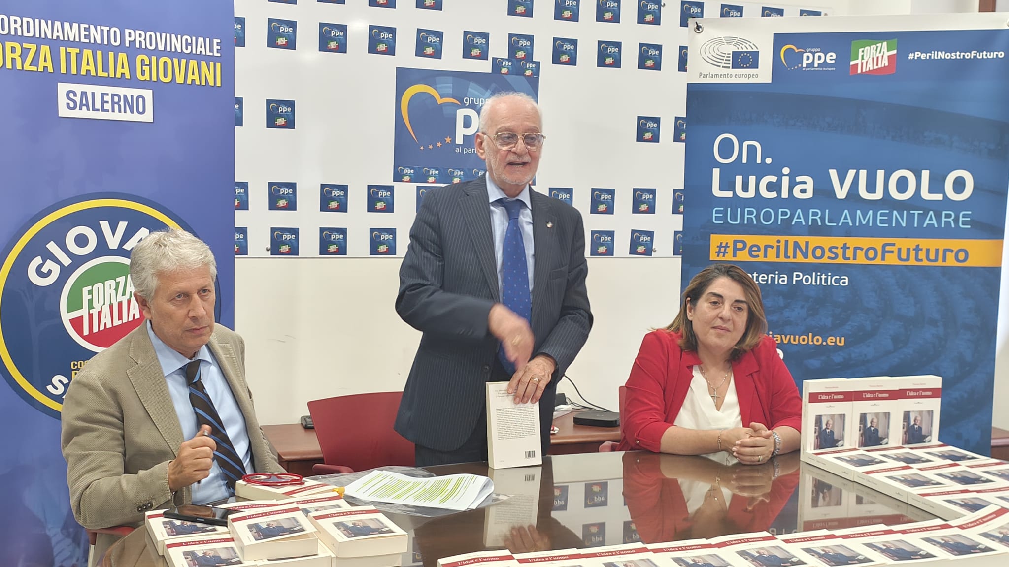 Alla sede del PPE a Salerno, presentato il libro di Vincenzo Moretto “L’idea e l’uomo”. Lucia Vuolo: “Nascerà la scuola di politica giovanile dedicata ad Enzo Fasano”
