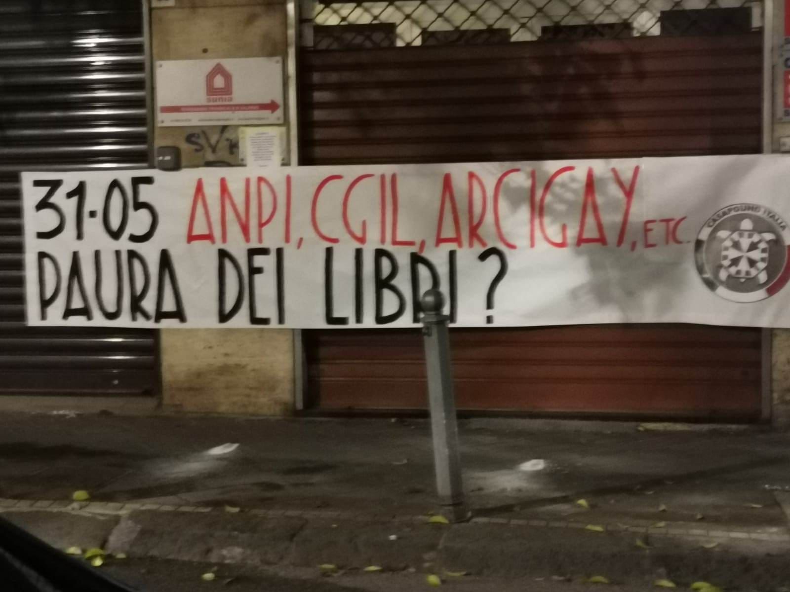 Fascismo, a Salerno Casapound espone striscione sotto sede Cgil. “Nessuna paura dei libri, qualcuno ha paura della storia”