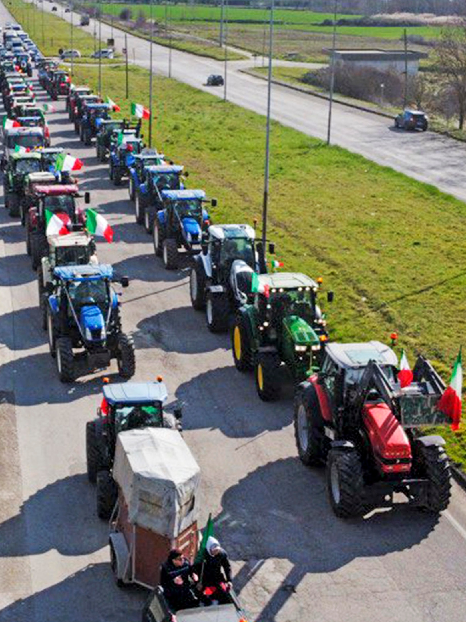 Protesta degli agricoltori in Irpinia, trattori radunati nella zona industriale